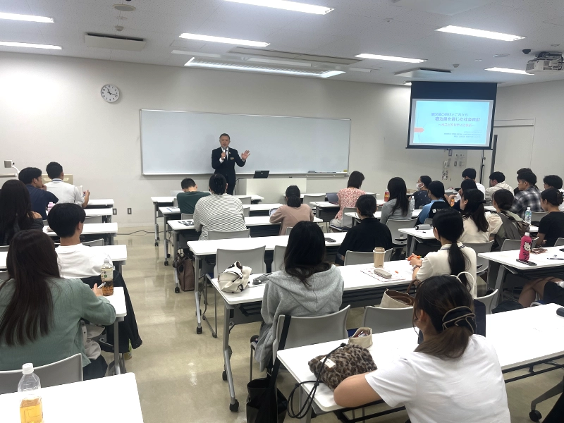 講演を聴く学生ら