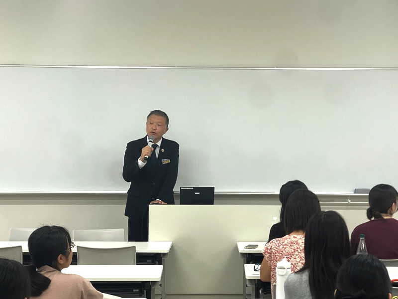 講演する田村支配人