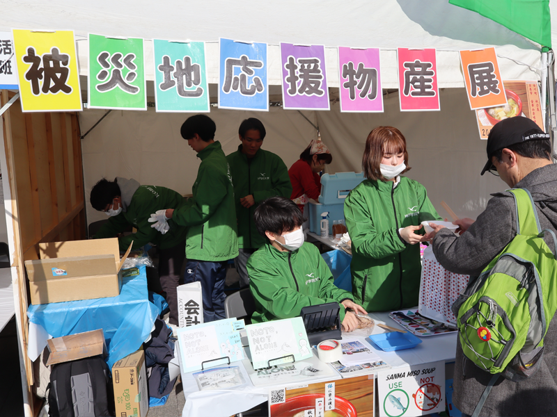 さんまのつみれ汁を販売するボランティア活動支援室学生スタッフ災害班