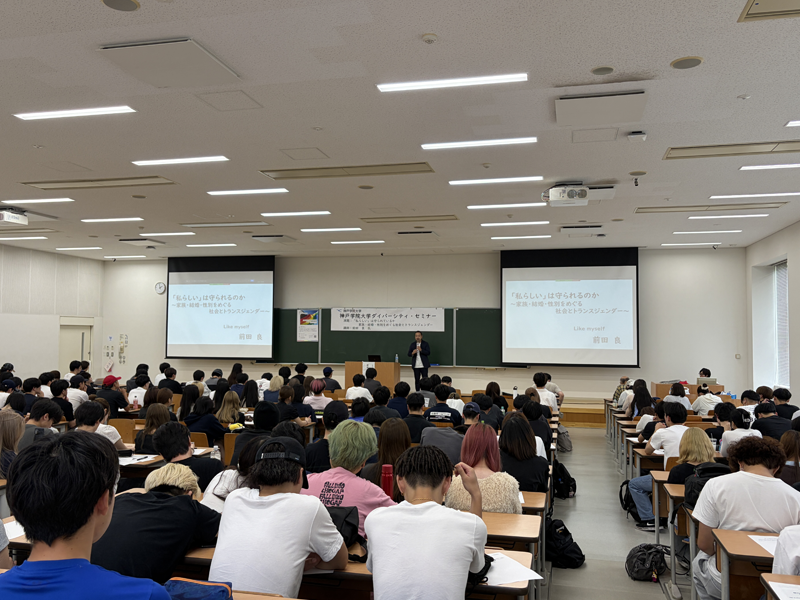 講演を聴く参加者ら