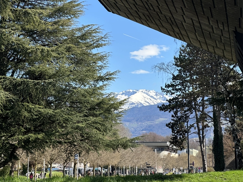 ④グルノーブルから望むアルプスの山並み
