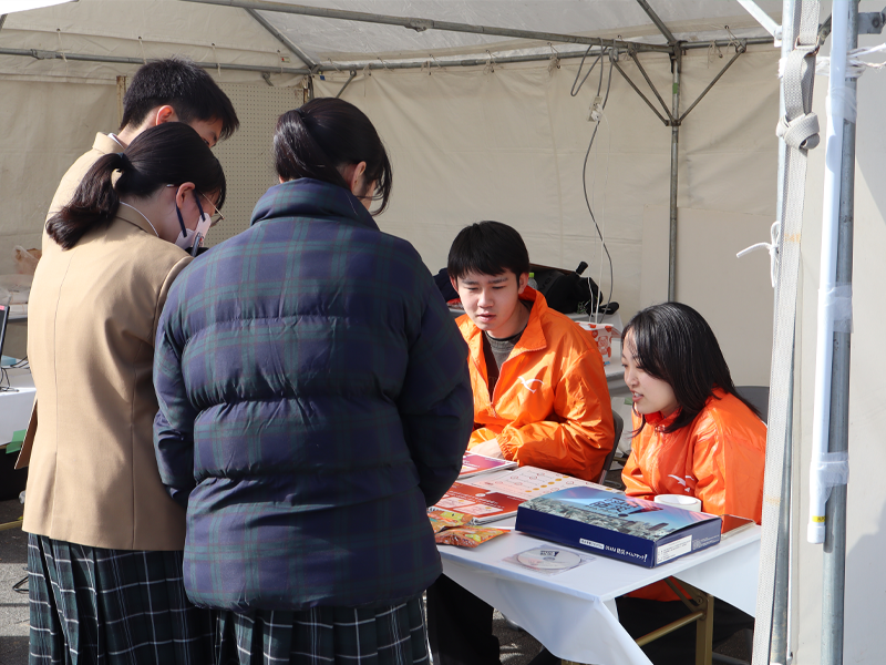 社会防災学科学生と交流する来場者