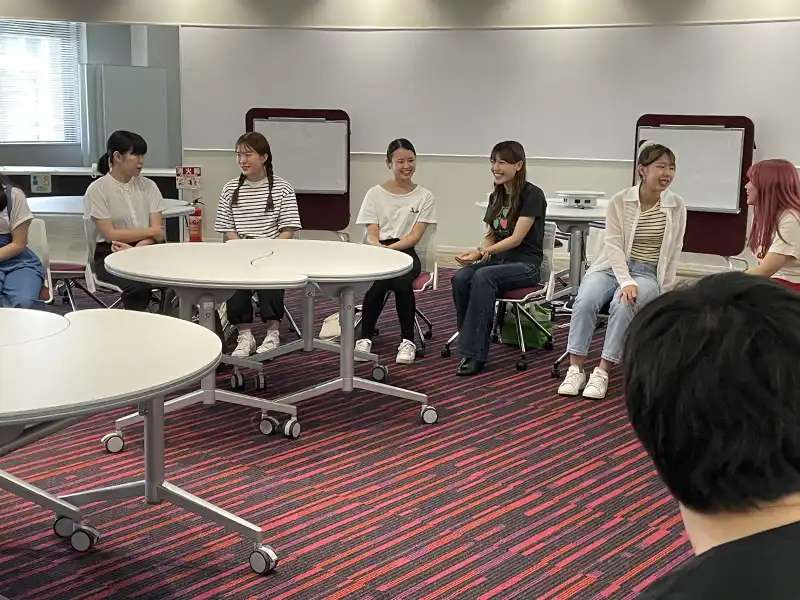 ペアワークの後、「この人と話して楽しい」と思えるかどうかを振り返る学生たち