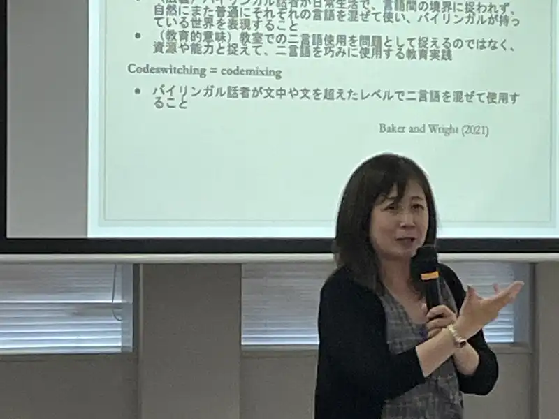 日本語・英語両方使える場面で、どちらの言語で話すのが心地よいか。学生に議論を促す林講師