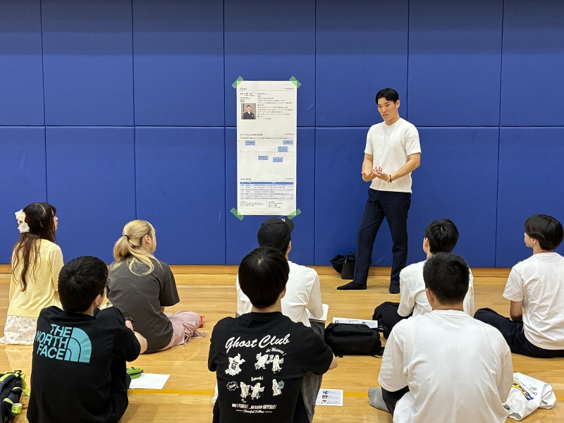 社会人ゲストの話を聴く学生ら