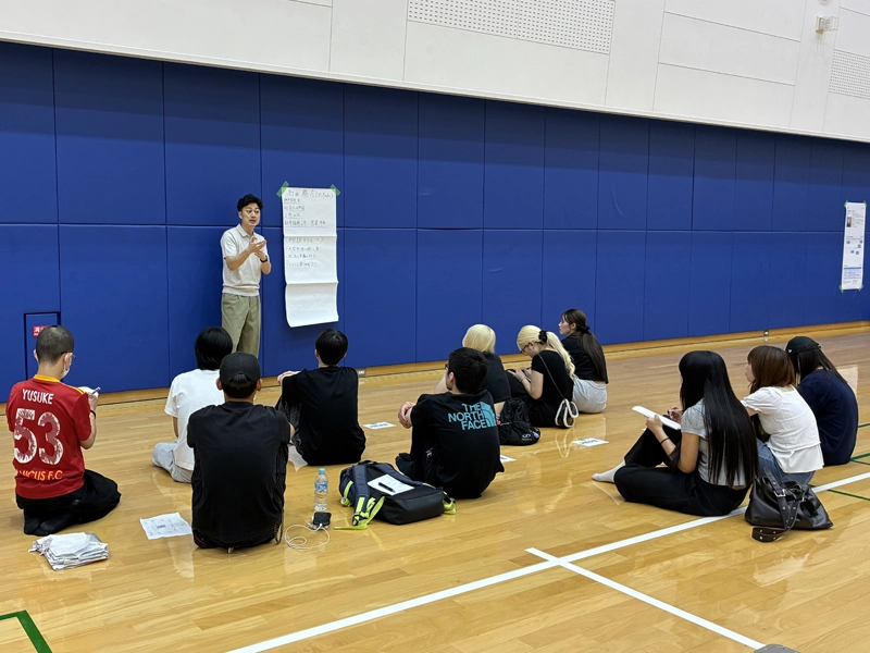 社会人ゲストの話を聴く学生ら
