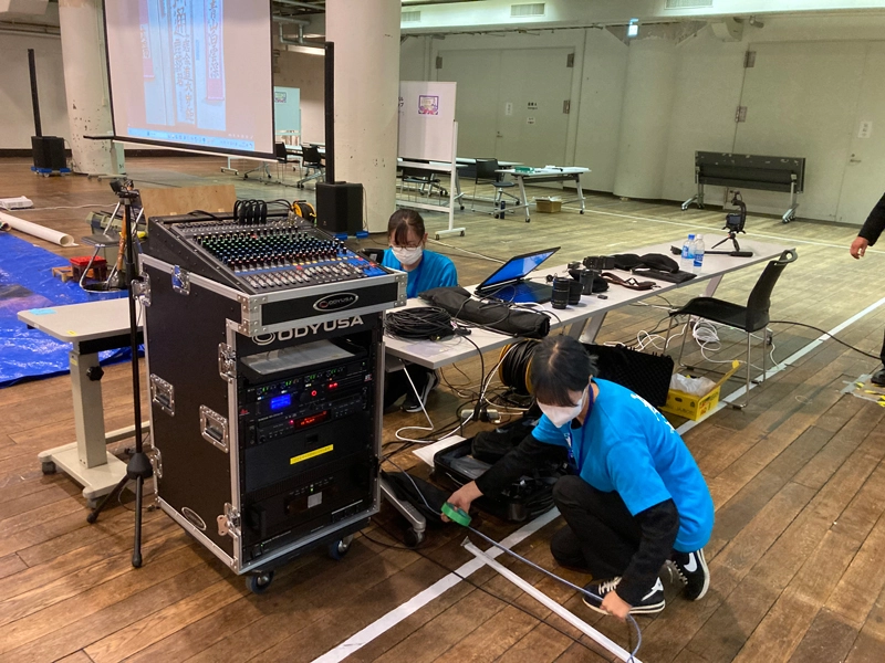 放送の準備をする人文学部の学生