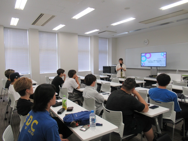 吉田代表の講義を聴く学生ら
