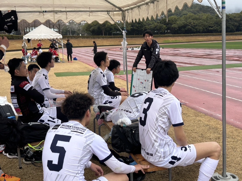 選手に細かい戦術を伝える千知岩さん