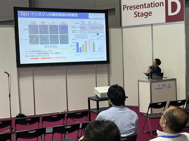 プレゼンテーションを行う亀井准教授