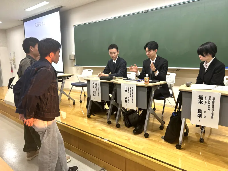 パネリストに質問する学生