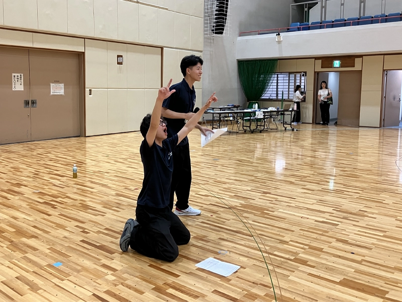試合の進行とともに会場の盛り上げる学生