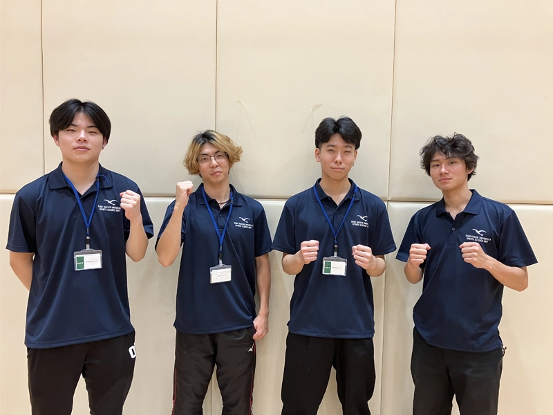 ボランティアとして参加したスポーツサイエンス・ユニットの学生4人