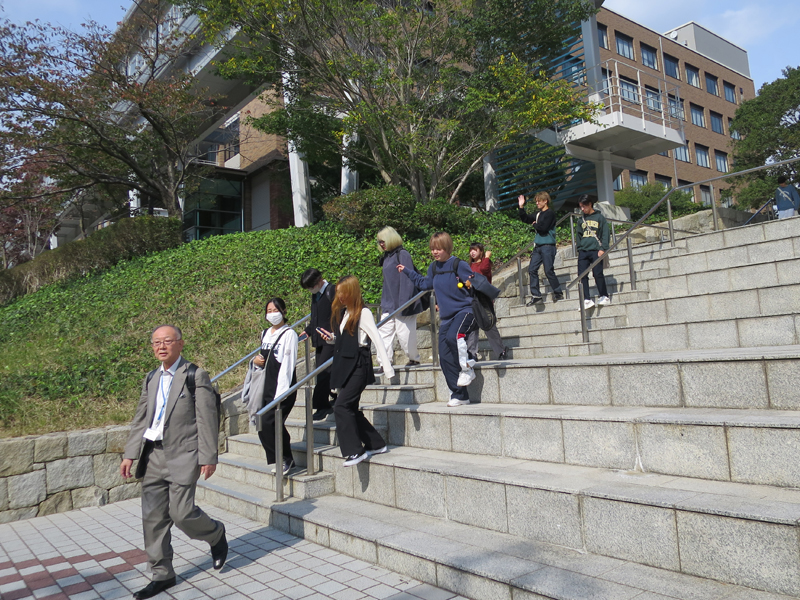 有瀬キャンパスで指示に従い「避難」する人たち