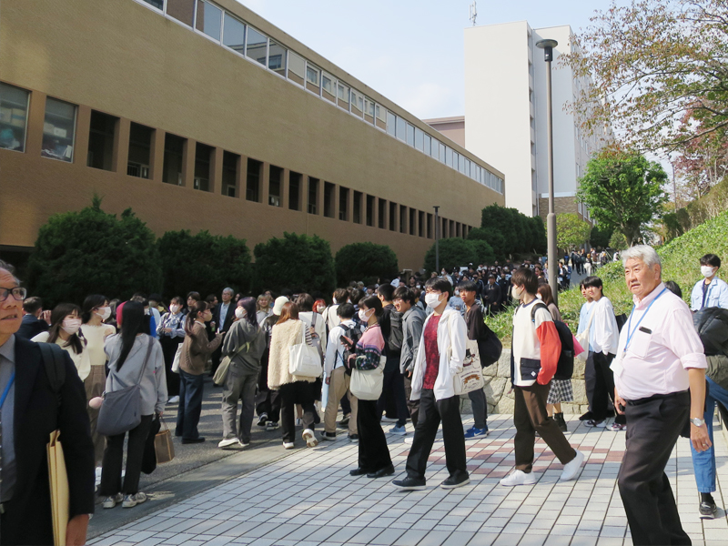 有瀬キャンパスでの避難誘導訓練で屋外に「避難」した人たち