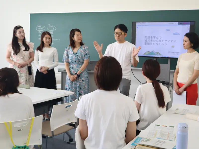 「MANYS」の皆さんの話を聞く学生ら