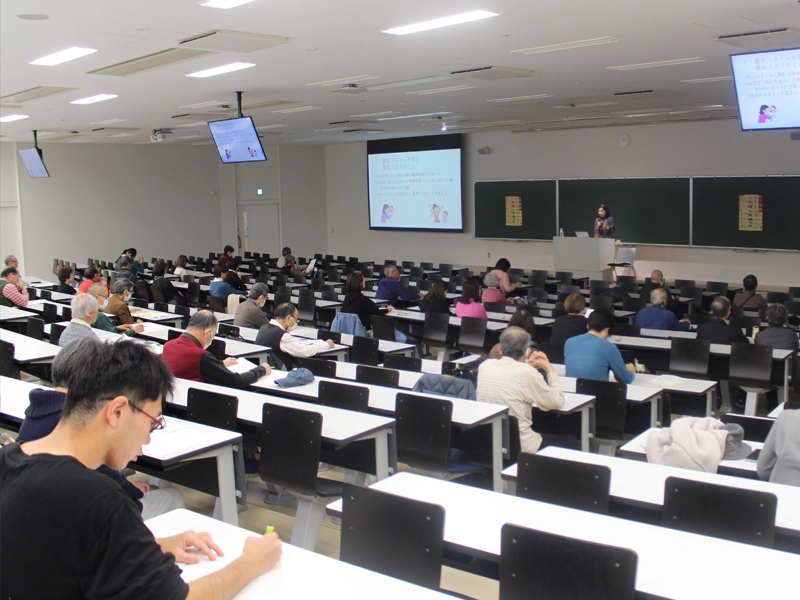 講義を聴く受講者