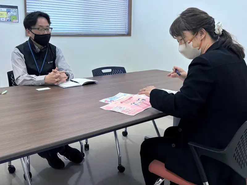 明石市後見支援センターの水口センター長(左)から説明を受ける大山さん