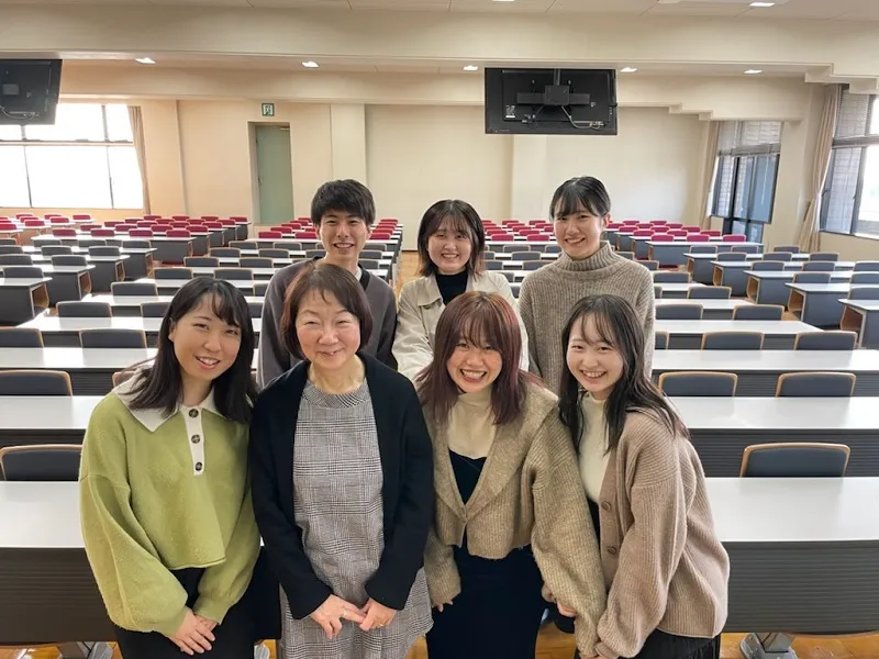 指導教員の伊藤裕美准教授と開発に関わった学生たち