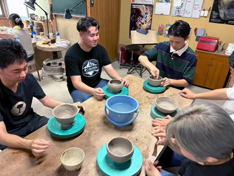 作陶体験を楽しむ茶道部員ら