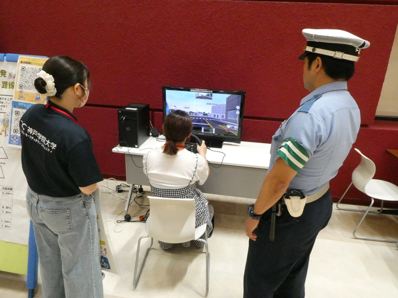 自動車運転シミュレーターを体験
