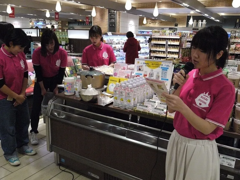 災害食のアレンジレシピのデモンストレーションをしています