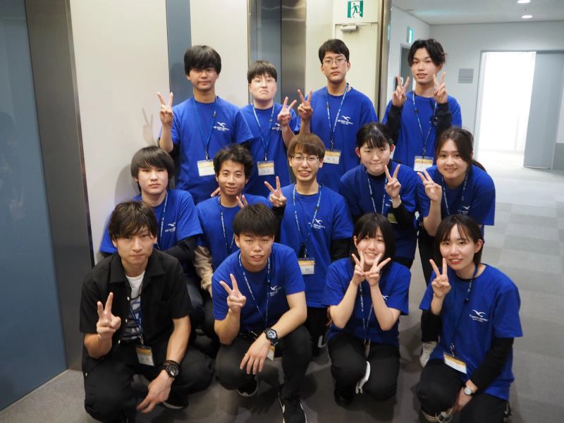 菊川講師とスタッフを務めたゼミ生12人