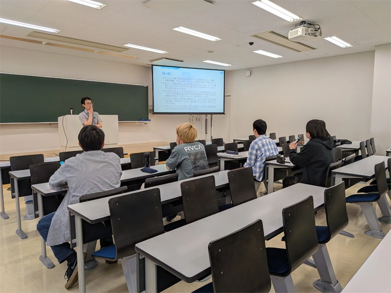 質問をする学生