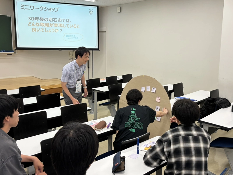 「えんたくん」に付箋をはる学生
