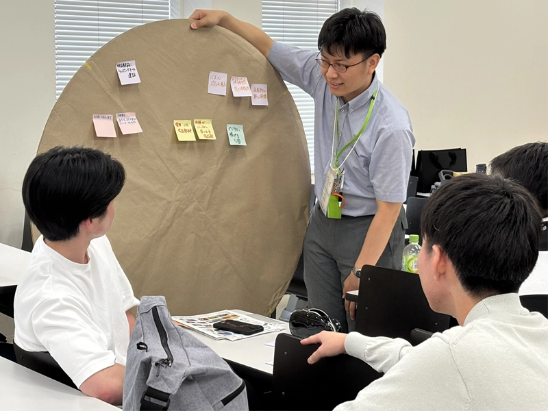 竹中氏と意見交換する学生ら