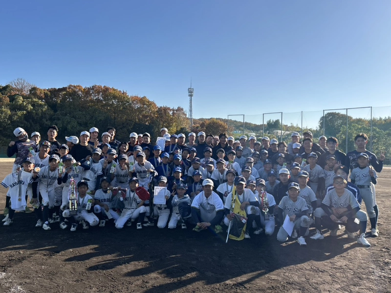 表彰状やトロフィーを手に記念撮影する選手たち