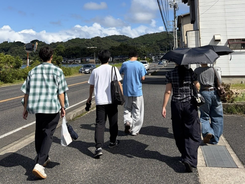 湯梨浜町の街歩きをする松村ゼミ生