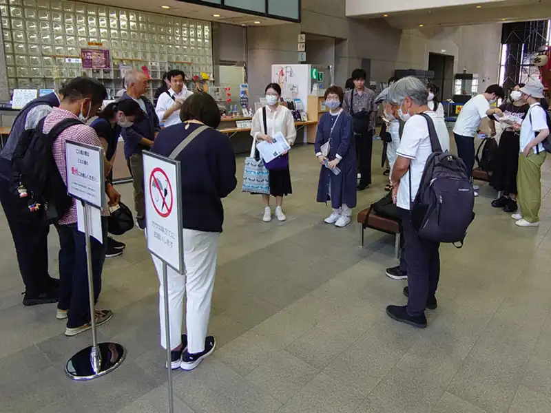 明石市立文化博物館で中山教授の開会あいさつを聞く参加者ら