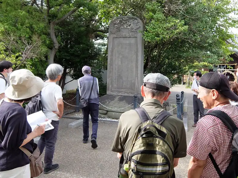 柿本神社に立つ「亀の碑」について中村准教授の説明を聞く参加者ら