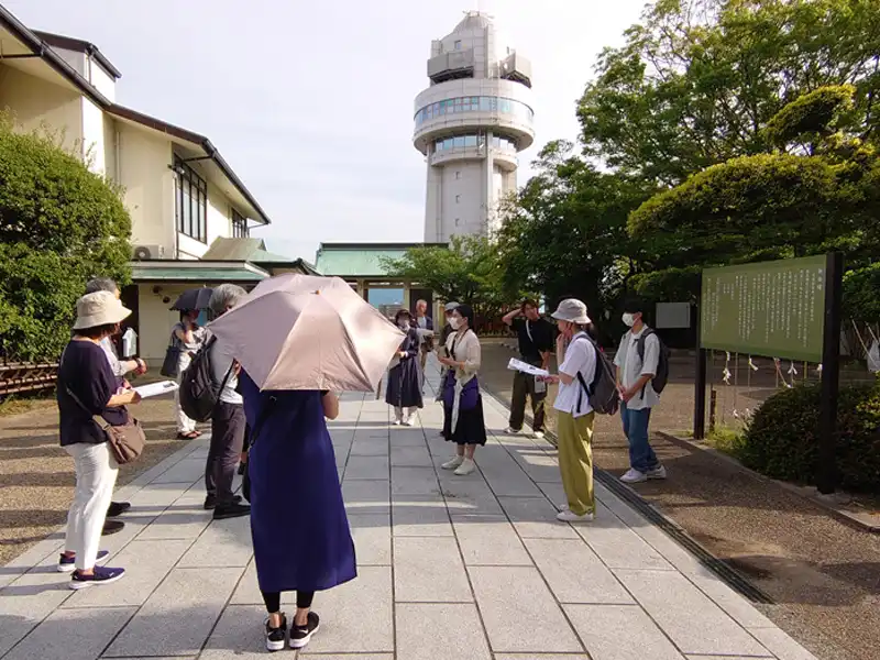 柿本神社で白方講師の閉会あいさつを聞く参加者ら