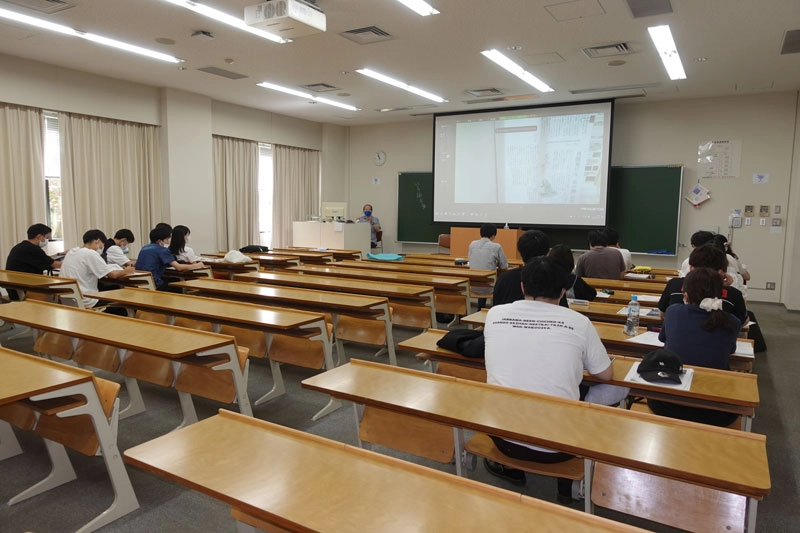 「パピオスあかし」の喜田室長の説明を聞くゼミ生ら