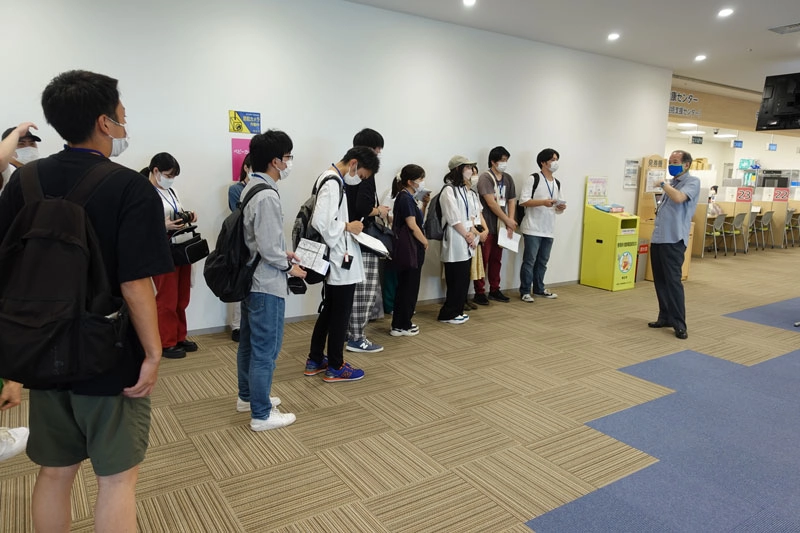 喜田室長の案内「でパピオスあかし」内にある明石市の総合窓口を訪れたゼミ生ら