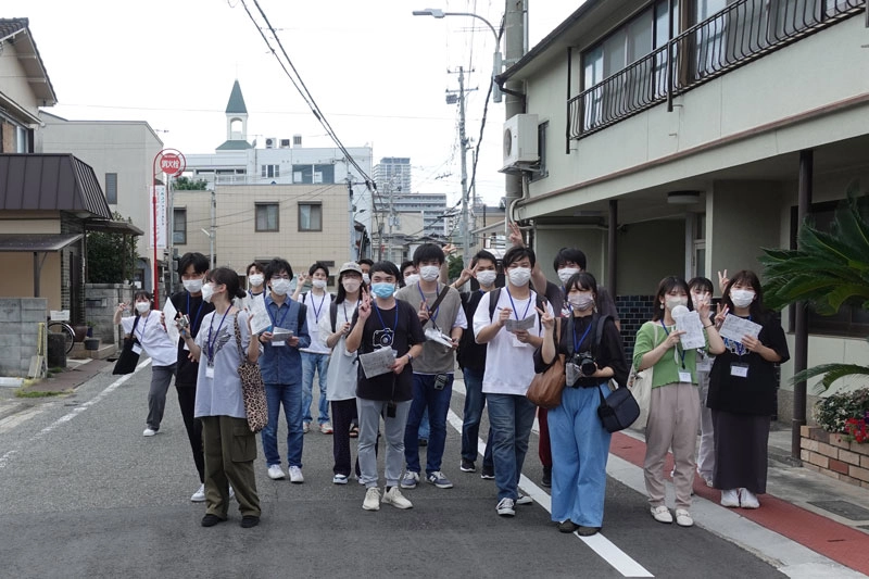 かつては商店が立ち並んでいた明石市大蔵本町の旧西国街道を歩くゼミ生ら