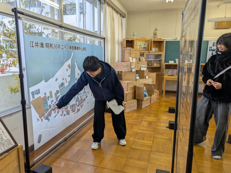 ei-toの展示物を確認する学生ら
