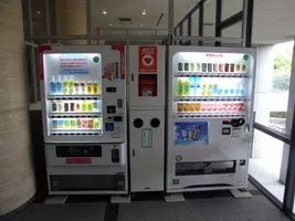 有瀬キャンパス 11号館1階に設置されたAED付自動販売機