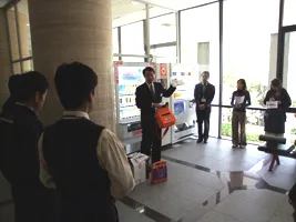 AEDの取り扱い方法を真剣に聞く教職員たち