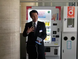 電極パッドの貼る場所について説明する萩田さん