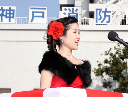 声楽家・藤木みわさんによる、国歌および神戸市歌の熱唱
