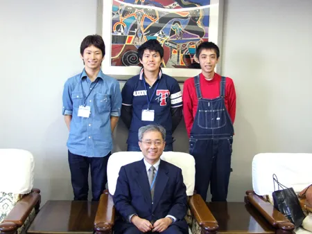 ボランティア活動支援室学生スタッフの佐野翔大さん(経営学部2年次生・左)と山端 宏さん(法学部1年次生・中央)、ボランティア団体 Fair Way所属の山南茂輝さん(法学部1年次生)