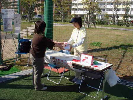 募金をする参加者