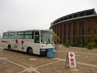 B号館前に来校した献血車