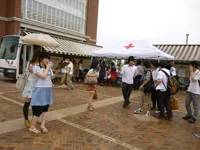 呼び込みする薬学研究会のメンバー