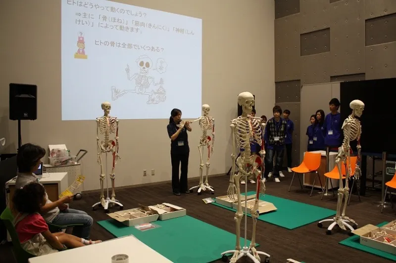 最初に小形先生が「ヒトはどうして動いているのか」説明を行いました