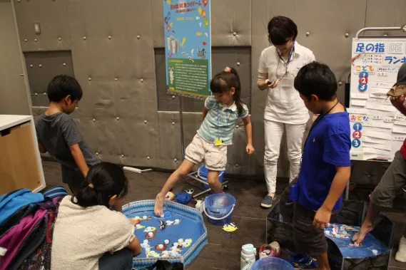 1分間に何匹のお魚が釣れるかな?何度もチャレンジする子どもたち