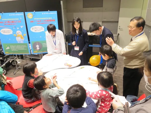 ベルヌーイの定理を説明する附属高等学校の田中義人先生